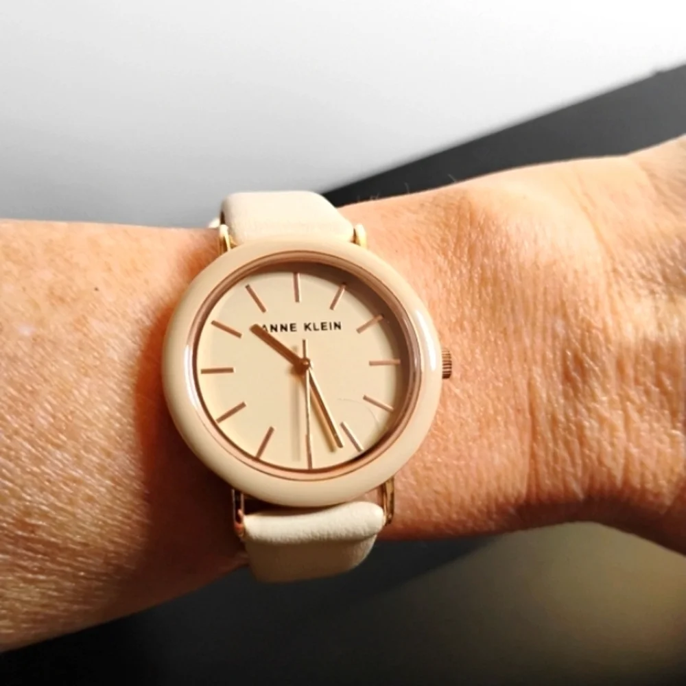 Vintage Anne Klein Womens Quartz Watch Beige  with Rose Gold Accents Model Y121F